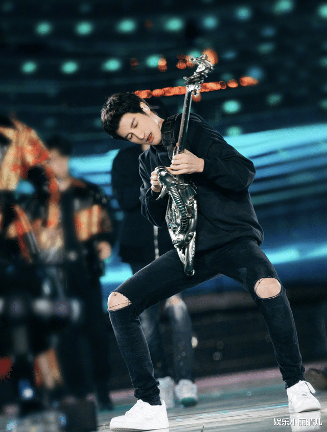 李靓蕾|李靓蕾紧贴男性友人合照流出，行为举止太过亲密引来网友炮轰