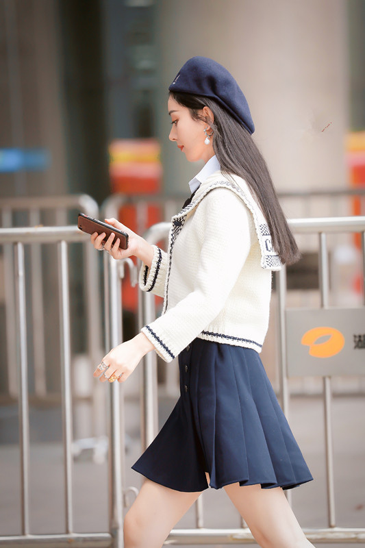 赵丽颖|赵丽颖似回18岁，穿白色针织衫搭百褶裙，越看越可爱呢！