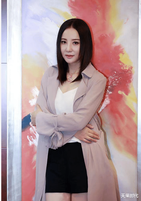 天果时代|52岁的陶红真敢穿,风衣配裹身超短裤,修长美腿不输年轻人