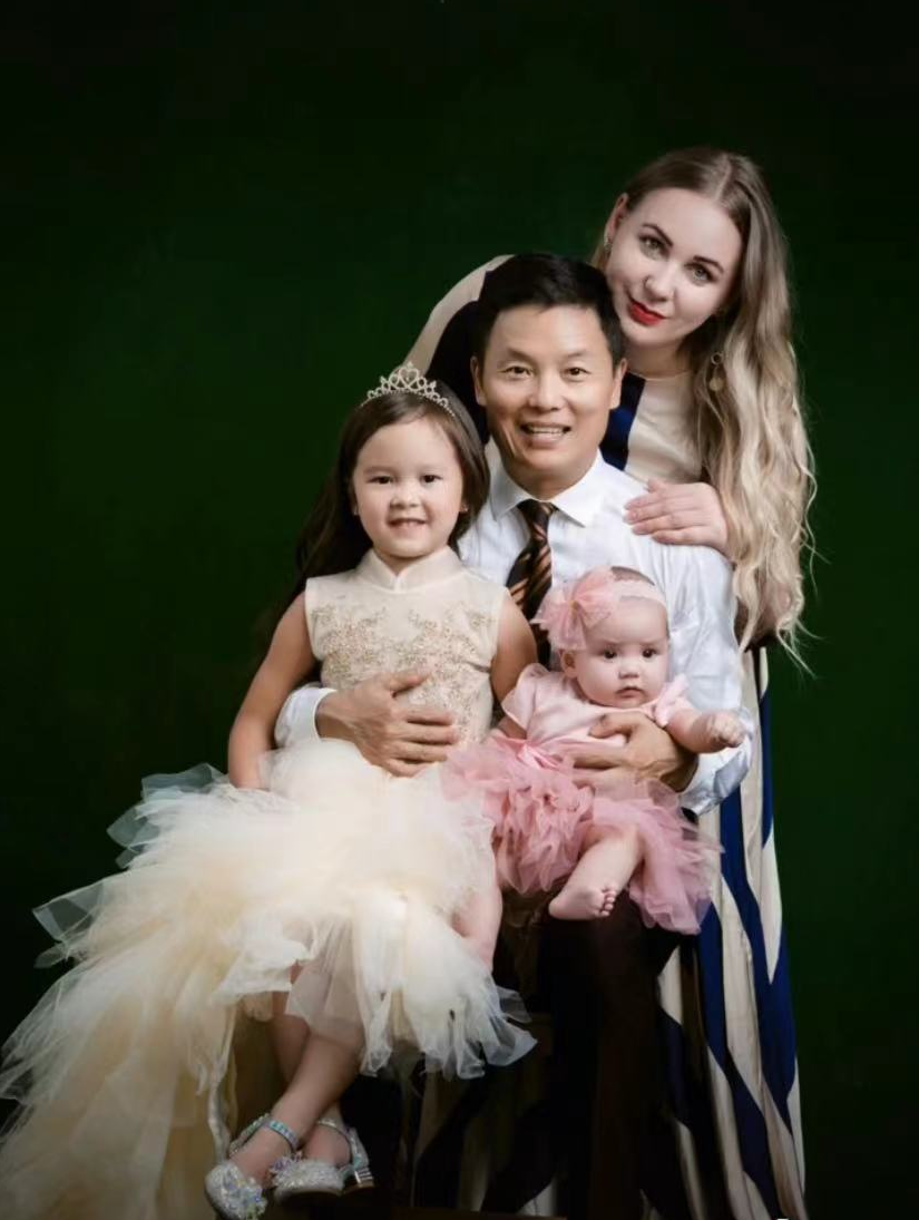 周卫星|65岁戏骨和洋老婆秀恩爱！称找不起中国妻否认拿绿卡，三胎刚半岁