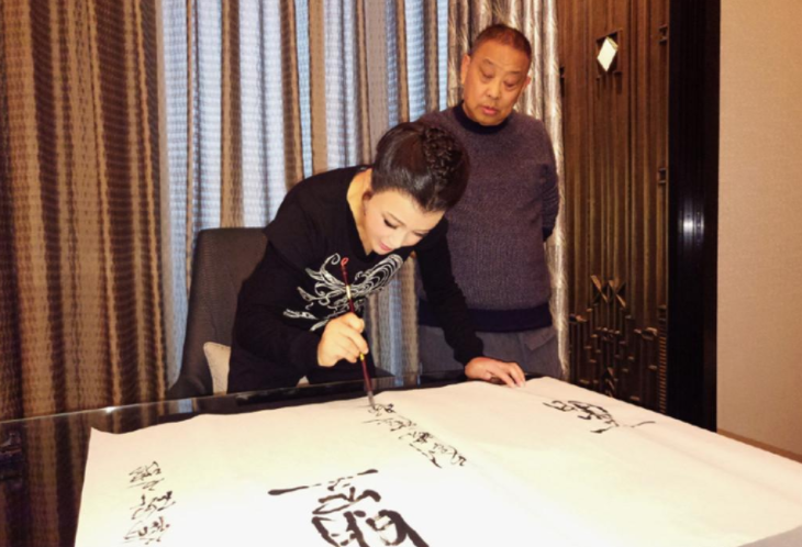 刘晓庆|65岁刘晓庆晒写书法视频，耳朵看着太吓人，越变越长与脖子连成一体