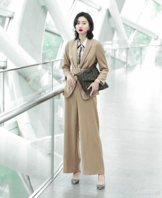 宝泰隆|她才是《流金岁月》的最大惊喜，穿衣简单不复杂，气质不输年龄