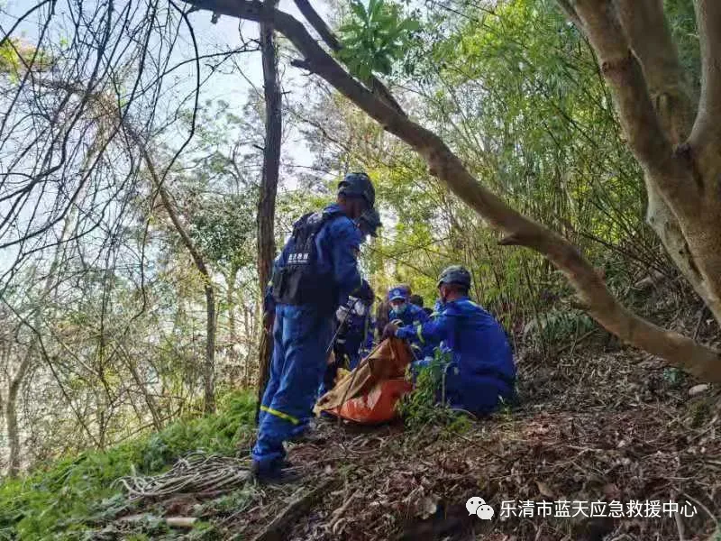 溫州百事通 溫州一男子上山未歸，尸體被找到抬下山