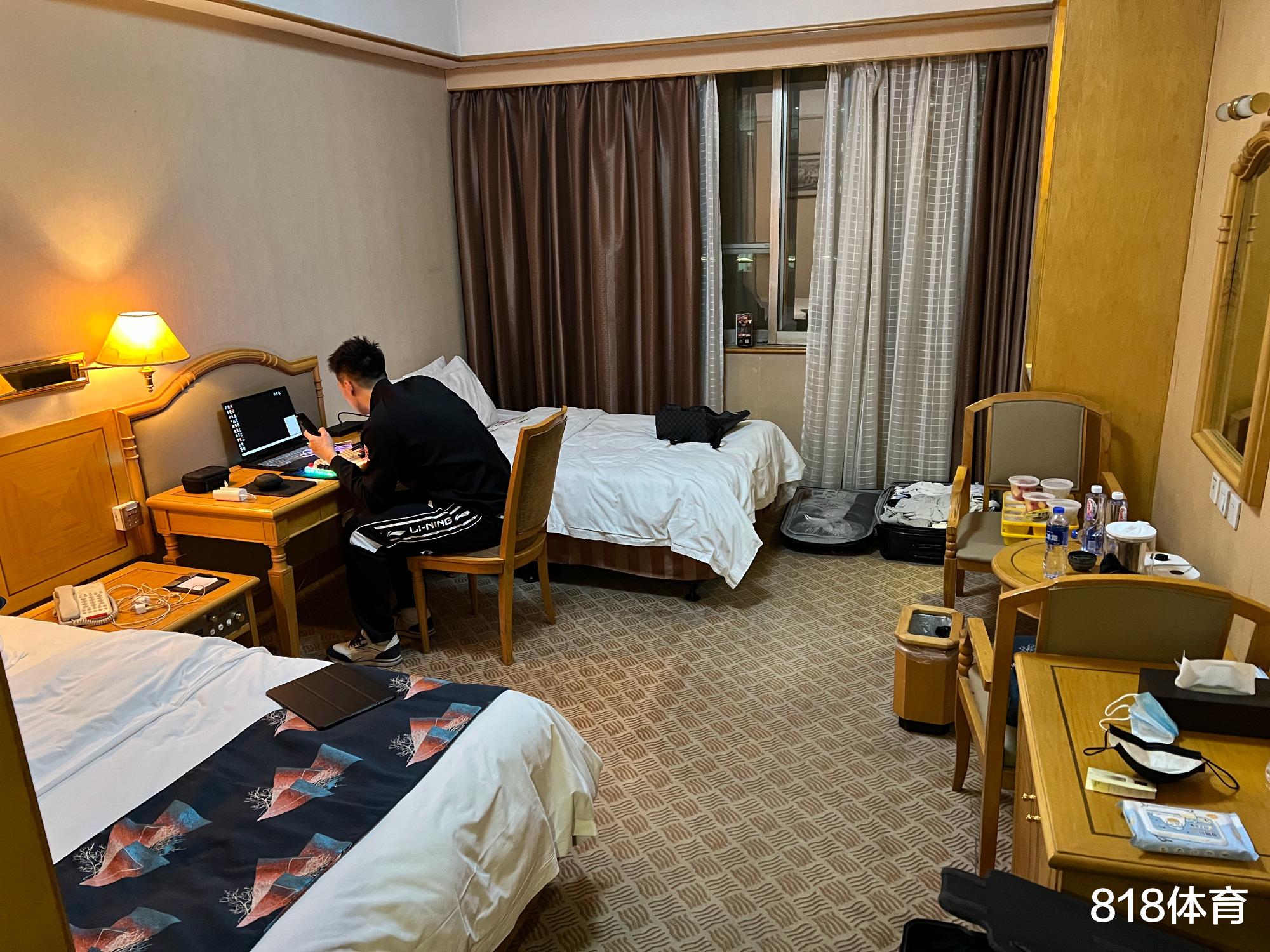 長春|心酸! 遼籃入住長春四星級酒店, 2人1間像招待所, 趙繼偉: 環(huán)境真不錯