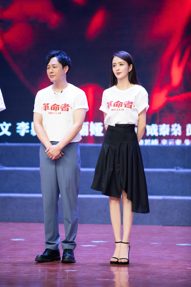 猫姐穿搭经|佟丽娅亮相电影见面会，穿的半身裙“一边长一边短”，效果真减龄