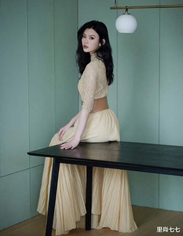 奚梦瑶|央视春晚三美同框，张梓琳穿碎花裙孕肚明显，比奚梦瑶何穗还高