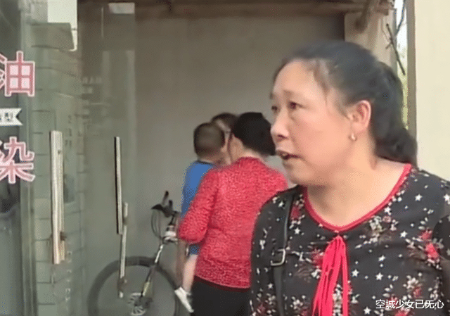 丈夫去世后,前妻舔着脸回来跟儿子争抢房产,抢不过只能放火烧