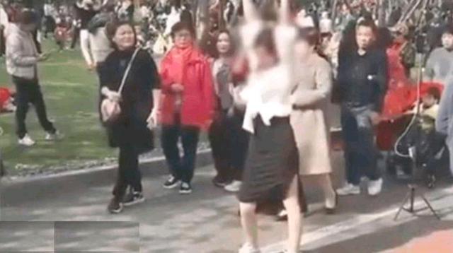 小张所见所闻 江苏一美女网红在公园当街起舞，姿势优美，游客看得津津有味