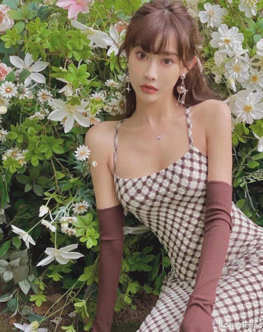 体态训练师curry|国产辣妹凭一张“背影照”撩爆直男,这样的女朋友别说你不想要?