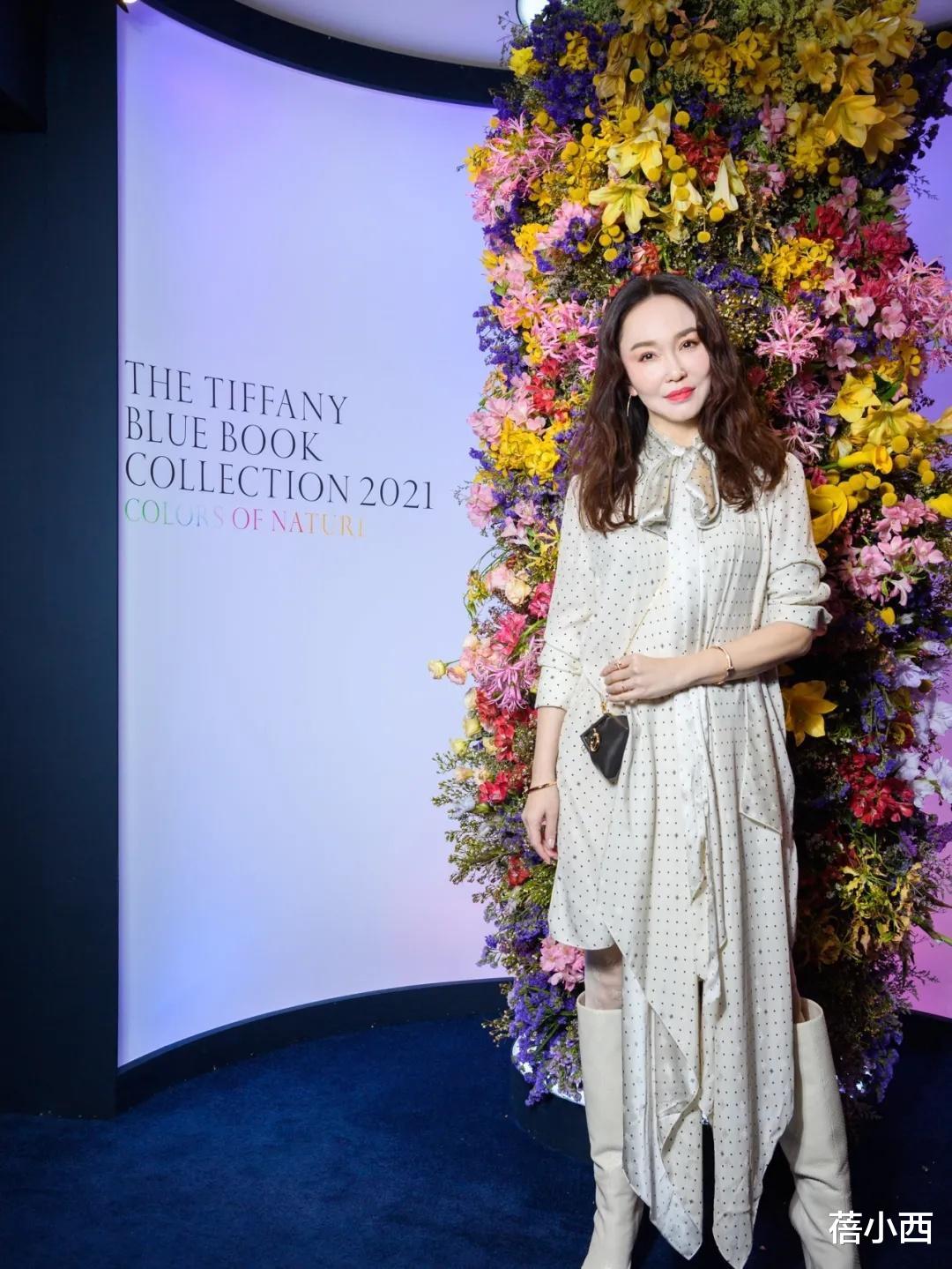 蓓小西|新加坡第一美女范文芳越老越美,穿波点裙配长筒靴,50+女人学学