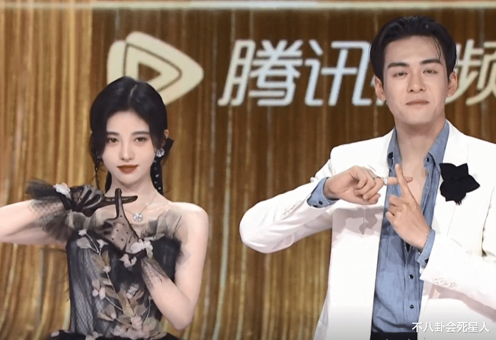 鞠婧祎|鞠婧祎肩宽被质疑？网友凭淤青鉴打针，这些年她是怎么逆天改命的