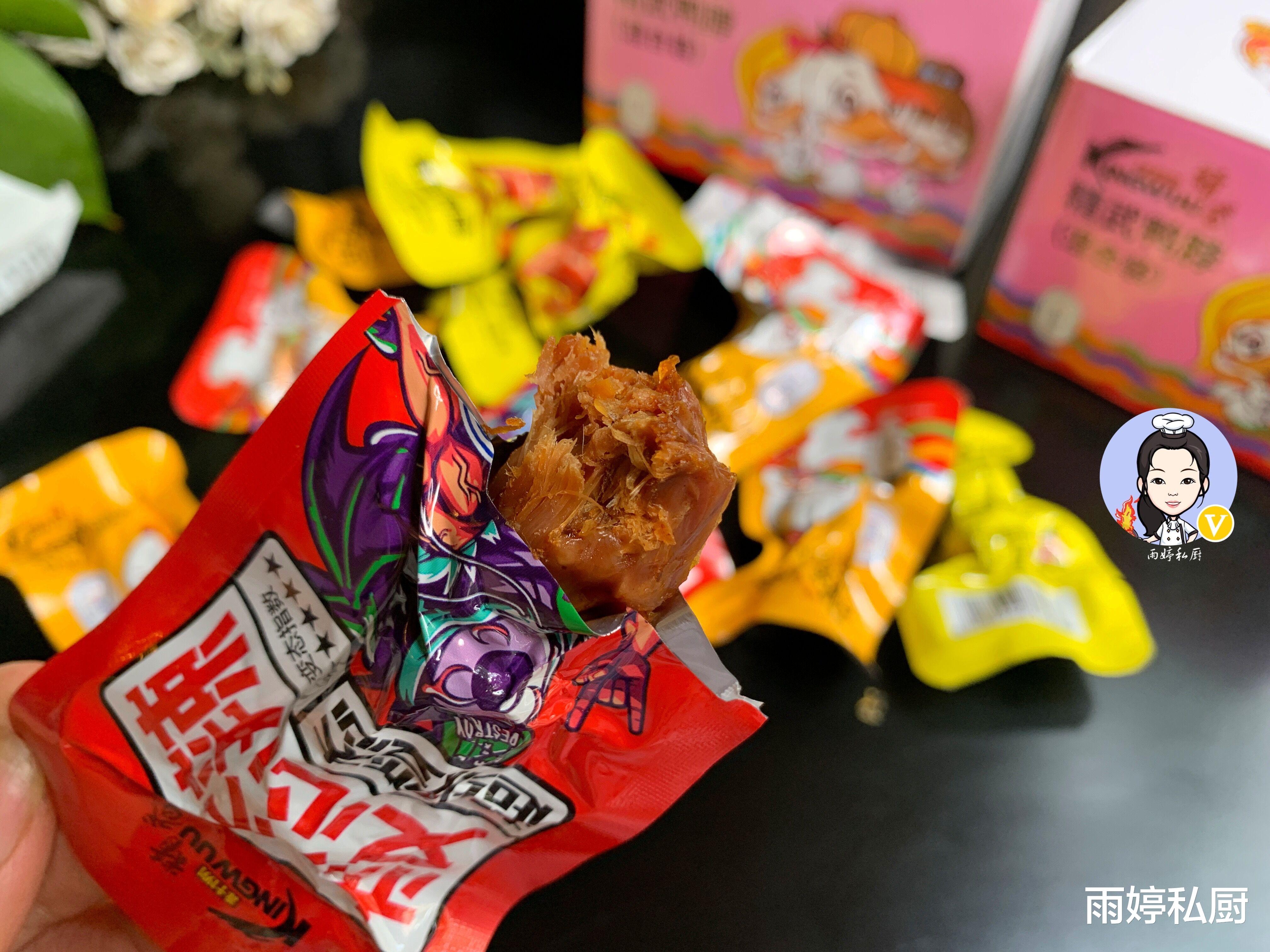 鸭脖办公室里常见的5款零食来自5个城市拍照给你瞧瞧好吃还不贵