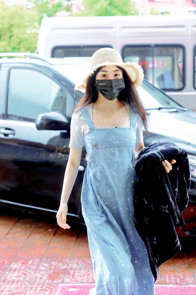 八只爪的猫|被张含韵甜到了，穿法式方领裙像邻家小妹妹，糊咖佟梦实真高攀了