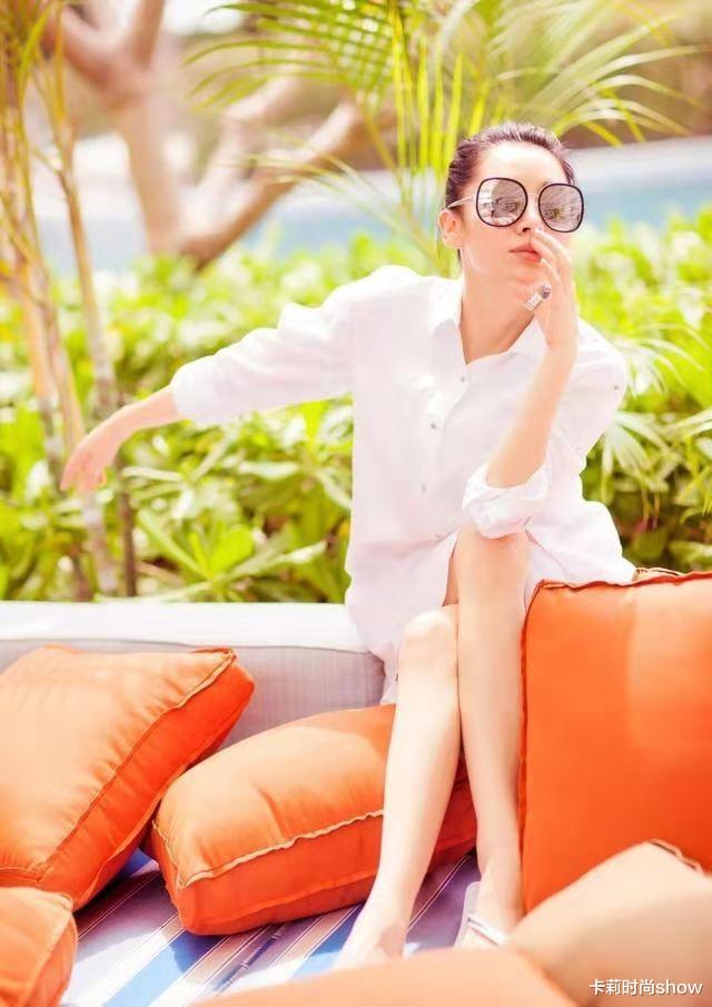 卡莉时尚show|52岁许晴到底多有魅力？看她穿黑色礼服你就明白了，人老心不老