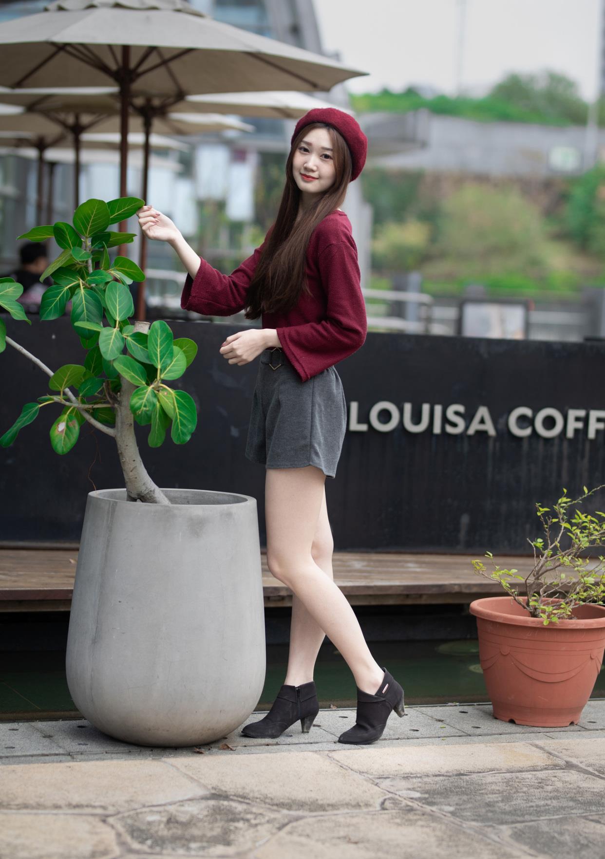 百里守刖|灰色的短裤休闲又百搭，简约又时尚，让穿着者更加的高挑甜美