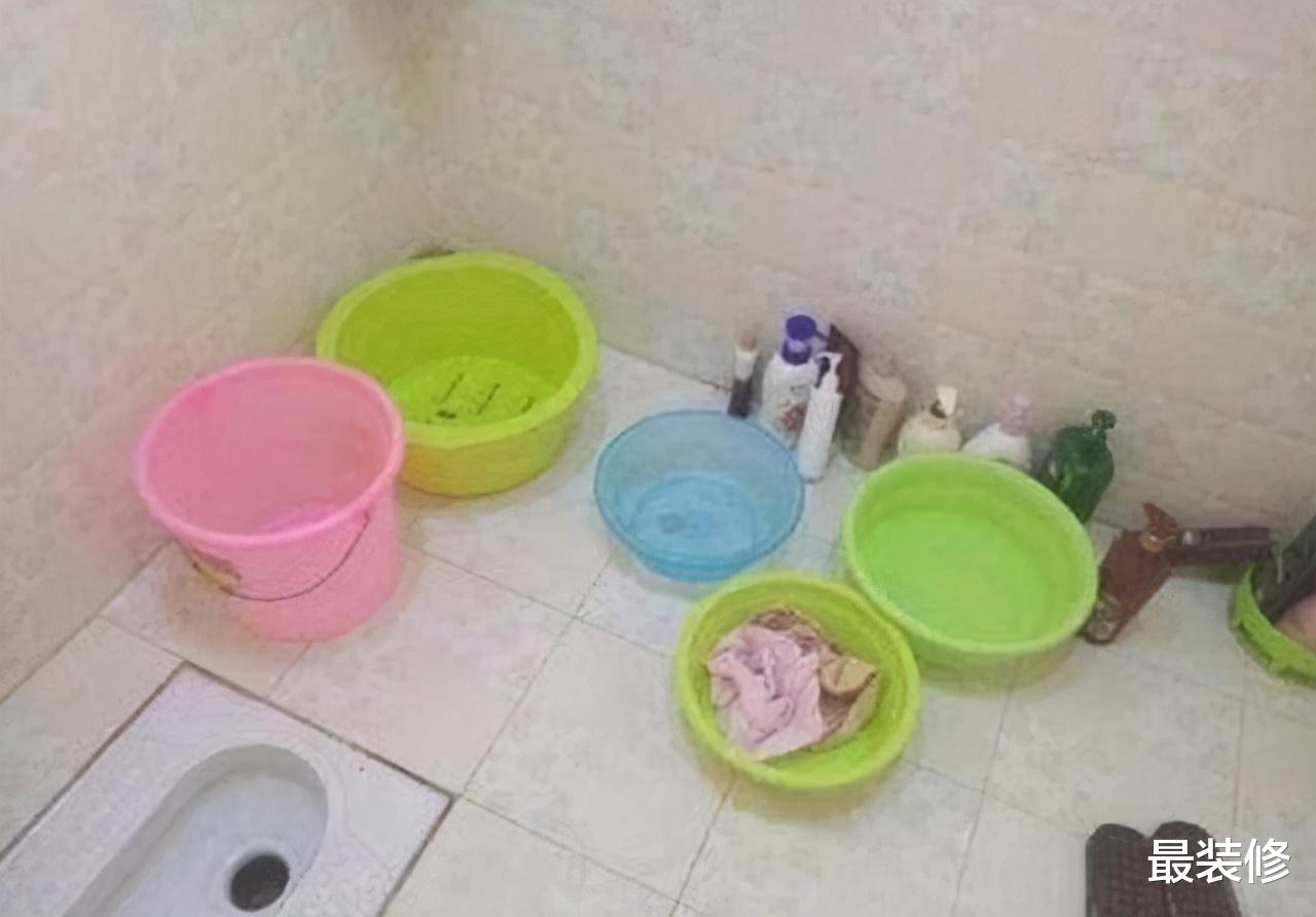卫生间再大，脸盆也不要放在地上！学学年轻人这么做，实用又高级