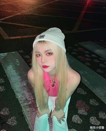 美颜|网红“刀小刀”户外活动被偶遇,离开十级美颜后,脸肿嘴歪似路人