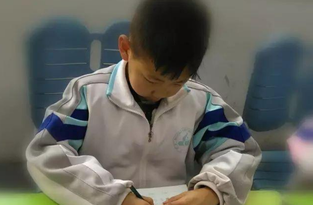 吴亦凡|“男偶像字迹”排名，吴亦凡像小学生，肖战毛不易让人耳目一新