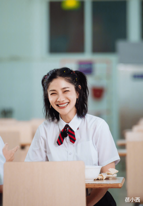 蓓小西|胡可沙溢真会撒狗粮，穿学院风情侣装拍“毕业照”，看着像大学生