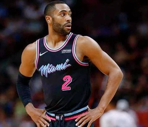 湖人隊|湖人隊有什么魔力？連續(xù)三年命中率35%的艾靈頓，來到這里只剩25%