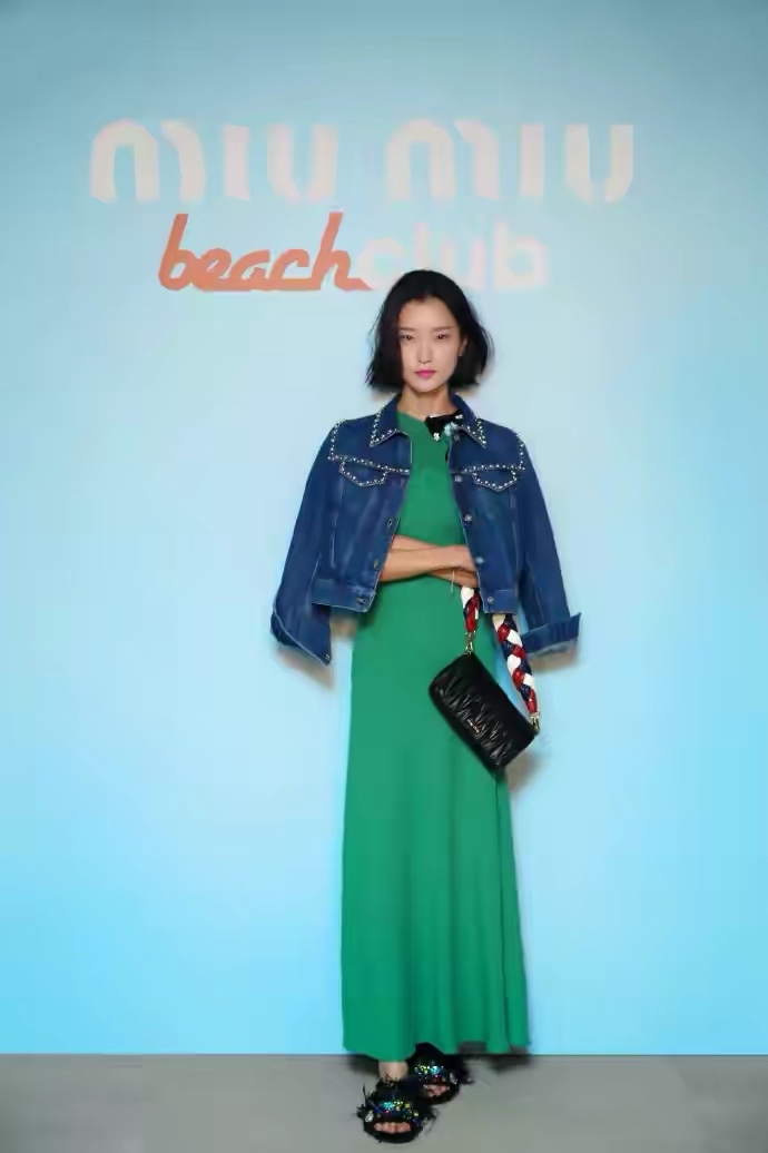 穿衣搭配|杜鹃的时尚看不懂,贴头皮短发上梳中分,还配绿色纱裙气质都变了