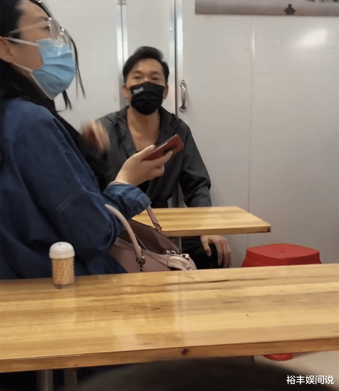 邹兆龙|54岁邹兆龙现身路边小店，打扮朴素毫无明星架子，热情与粉丝合影