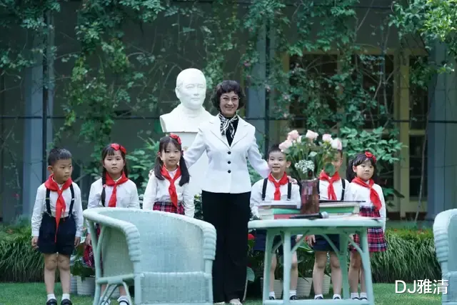 王菲|68岁龚雪80岁达式常近照曝光,老艺术家们神采奕奕,65岁奚美娟真漂亮