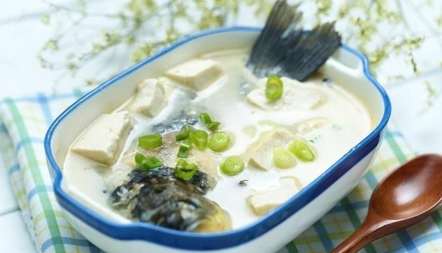 金梦阳 鲫鱼汤怎么熬出奶白色？教你这3招，鱼汤又浓又白，还没腥味