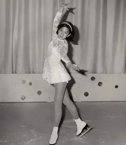 雷萨|27岁花滑王子，和63岁婚纱女王恋爱7年没名分，转身迎娶泰国名媛