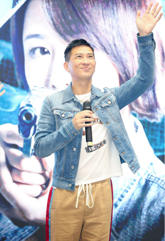 BiuFashion|53岁影帝张家辉依旧有魅力，皱纹不影响气质，休闲装自然又亲切