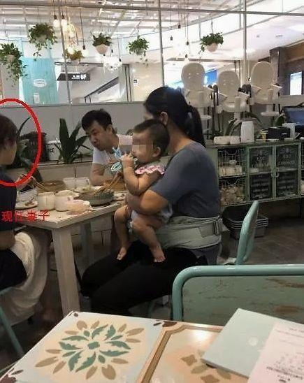 李小冉|出租屋里的“凤凰男”，梅婷供他生活李小冉打胎，最终“嫁给”富婆入赘