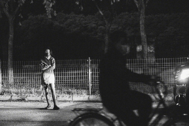 周迅|周迅街头随便拍都惊艳!裹着丝巾尽显高级感,人间香奈儿真不逊色