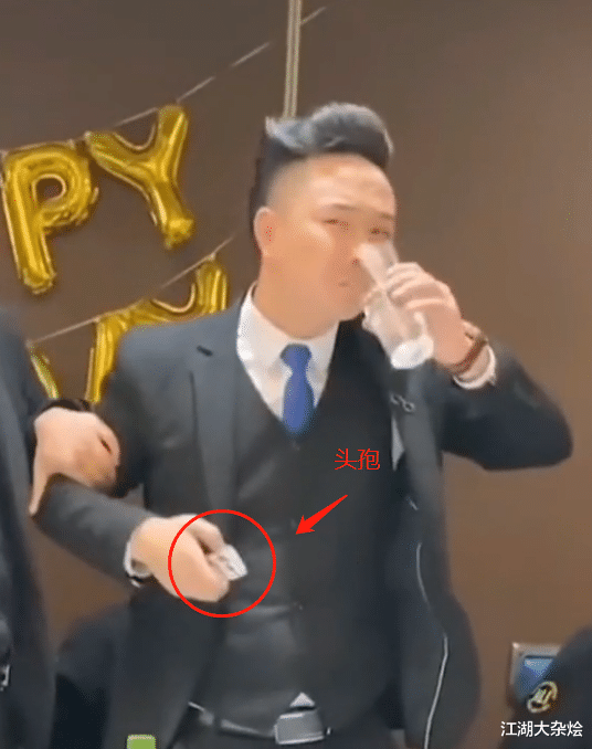 江湖大杂烩 河南平顶山：男子被朋友劝酒，当场掏出头孢一口吞下