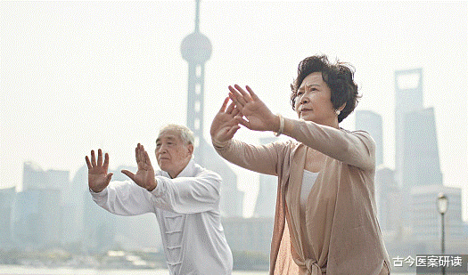 运动|骨质疏松的“保护伞”被发现，不是钙片，医生：你若爱吃，骨骼或能逐渐变强