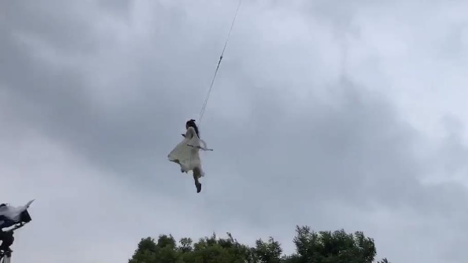 白雪在燃烧 关晓彤父亲到片场探班，看女儿拍戏吊威亚心疼不已，罕见发文支持
