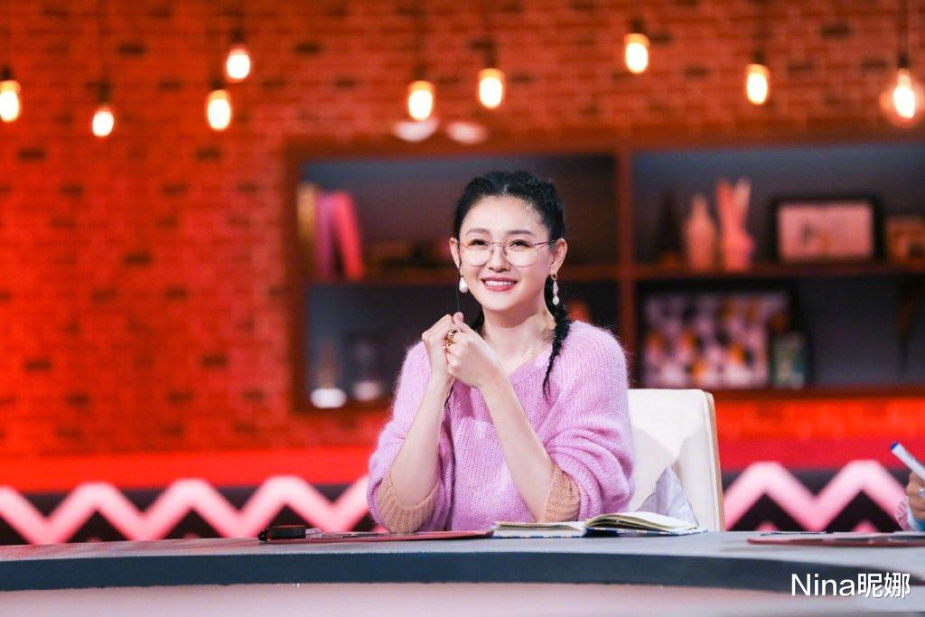 蒋欣|汪小菲罕见携妻庆结婚10周年！45岁大S穿露肩装剪空气刘海似少女，鸽子蛋大钻戒太抢镜