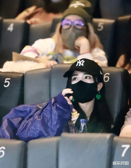 成东镒|杨幂化身观众现身影院！包裹严实仍遮挡不住美貌，水灵眼睛太动人