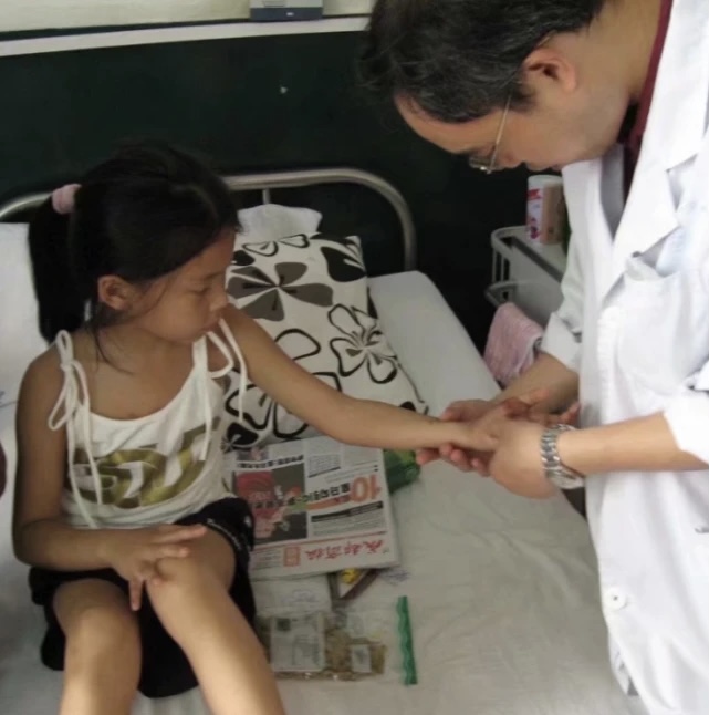 踩小视 当年从废墟救出时的女孩才7岁，如今已是一位医务工作者 ！