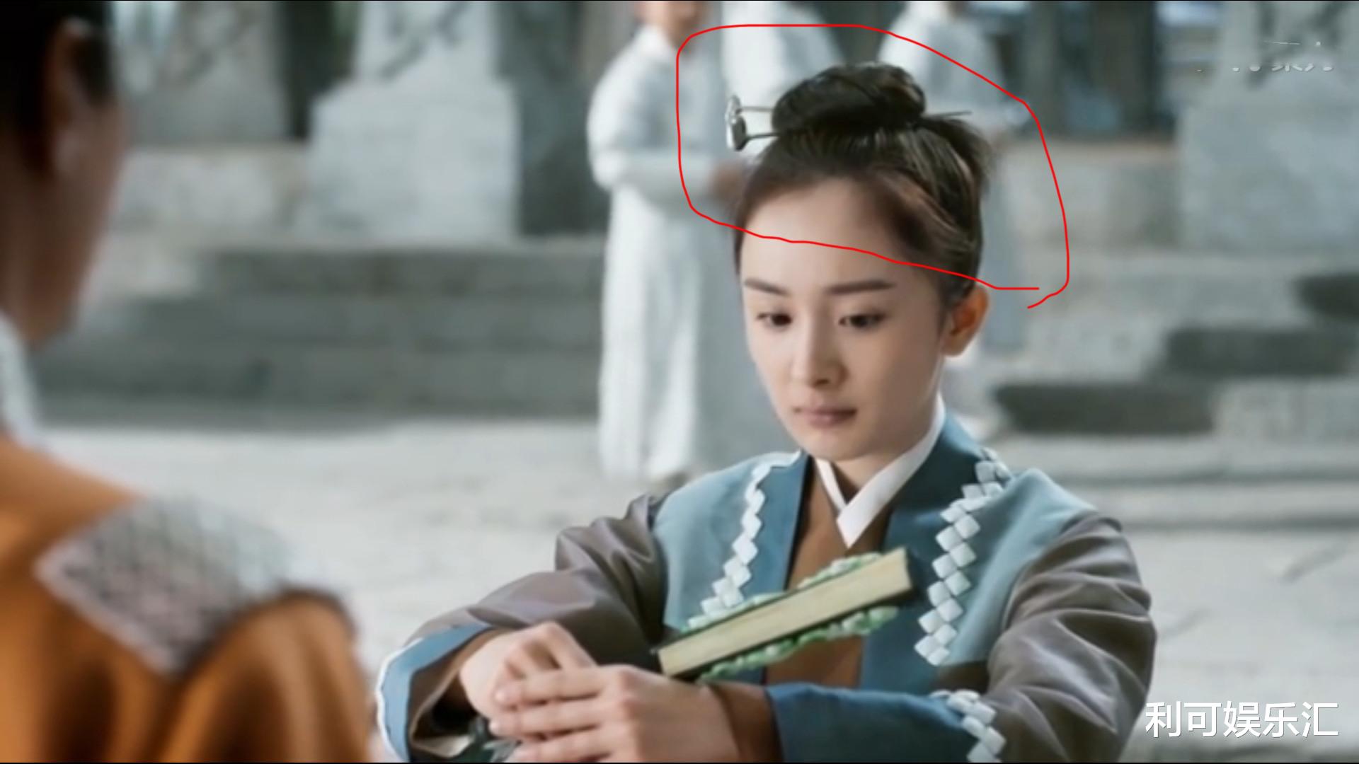 杨幂|杨幂现身某小区拍戏，造型老气与许凯毫无CP感，发际线再次被吐槽