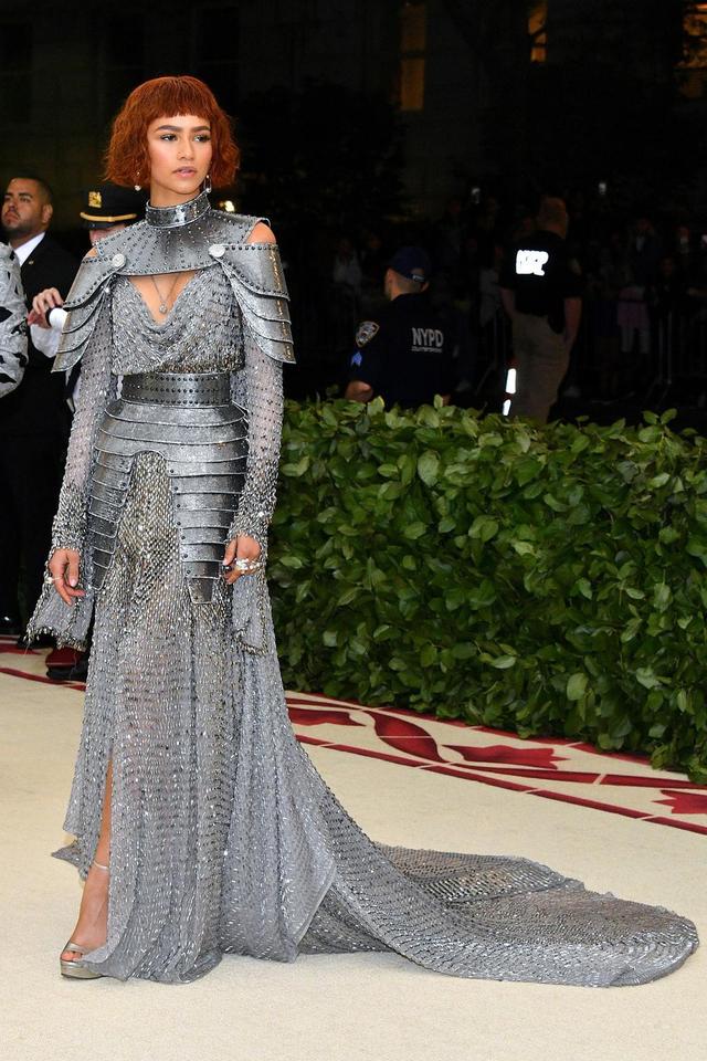 赞达亚|好莱坞新一代红毯女王！蛇骨露背装辣翻全网，身材逆天大长腿