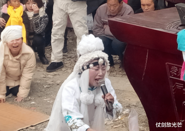 鼠标|河南50岁妇女哭丧为生,每日磕200次一年磕上万次头,每场赚700元