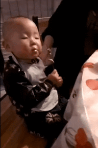 萌控孩|现在足疗店都这么好玩了？为啥要用小锤子呢？多少有些想不通哈哈