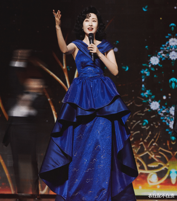 刘敏涛|刘敏涛高调亮相春晚，红唇卷发好像复古名伶，45岁还有曼妙曲线