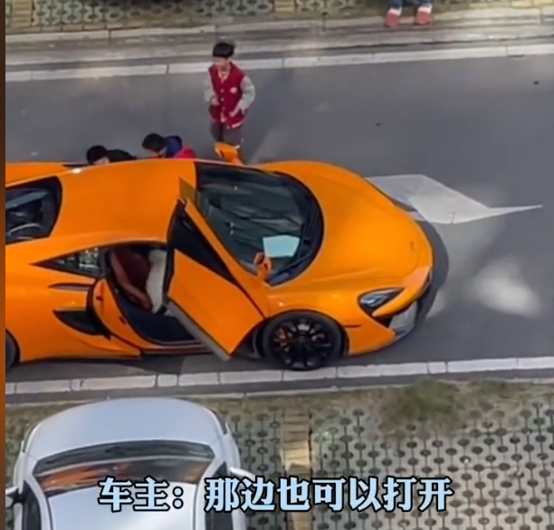 武汉男子豪车被小孩围观,远程开车门让孩子体验:懂孩子的快乐