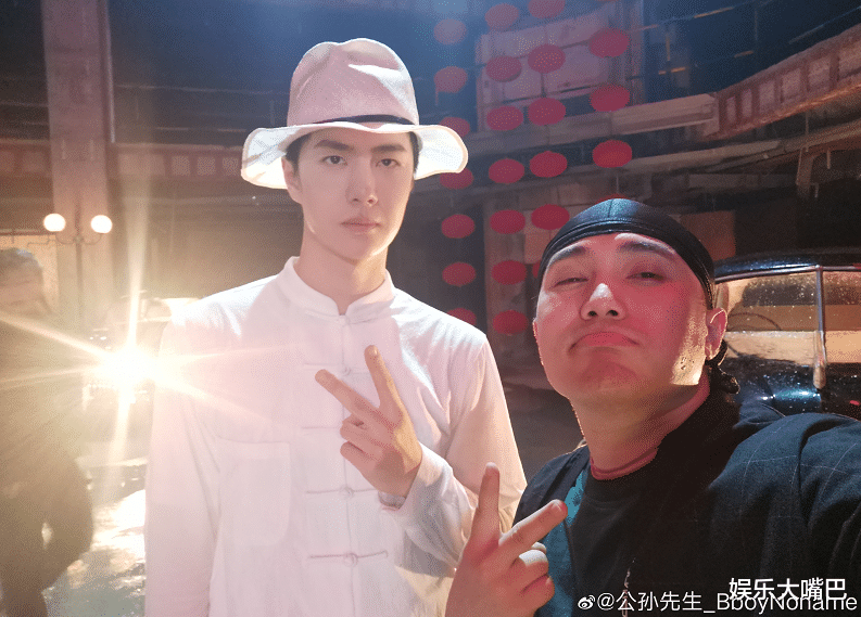 王一博|王一博发文宣传《无名》，不料“一波王炸”队员两字评论逗笑众人