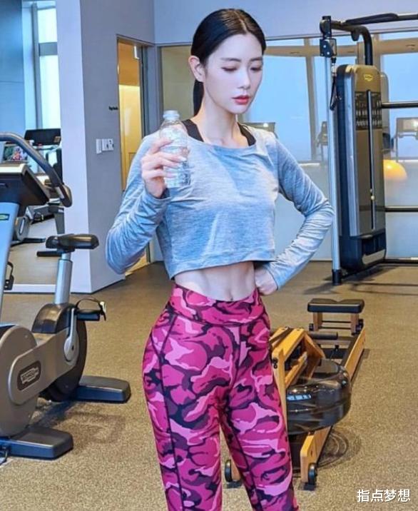 李成敏|李成敏身材有多好？当她穿上无痕裤，双腿就像开了“特效”