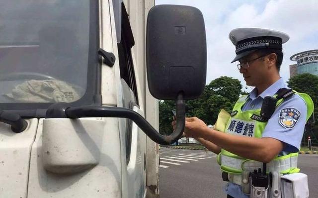 驾驶证忘带了,被交警拦下怎么办,不要慌