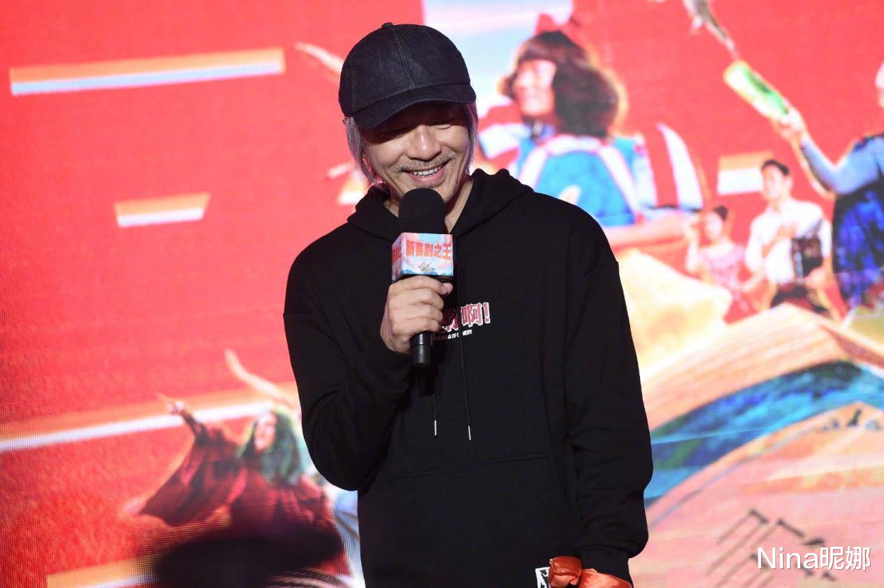 周星驰|59岁周星驰终于露面，穿黑色夹克配直筒裤要助理搀扶，满头白发老太快让人看心酸