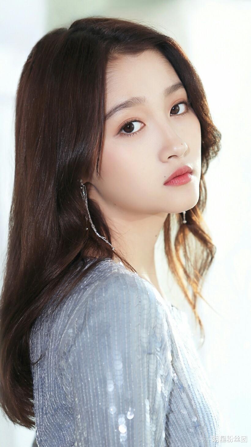 关晓彤|关晓彤最新营业照曝光，真的瘦了很多，95后小花还有她的位置吗