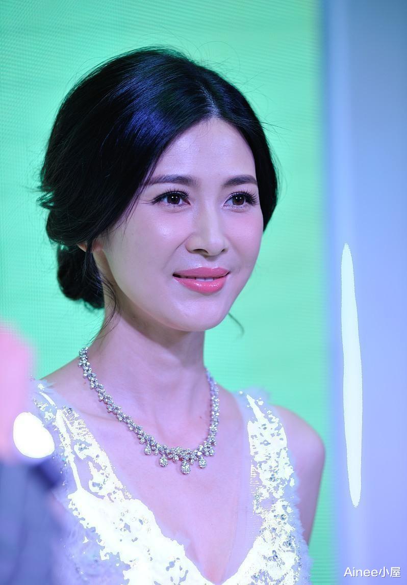 Ainee小屋 童蕾挺有女人味的，白裙上面镶亮钻好吸睛，清纯感与成熟感并存